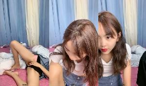 偷情的小少妇跟小哥激情啪啪，口交大鸡巴让小哥吃奶玩逼亲小嘴，多体位爆草抽插，享受小哥爆草还给老公打电话